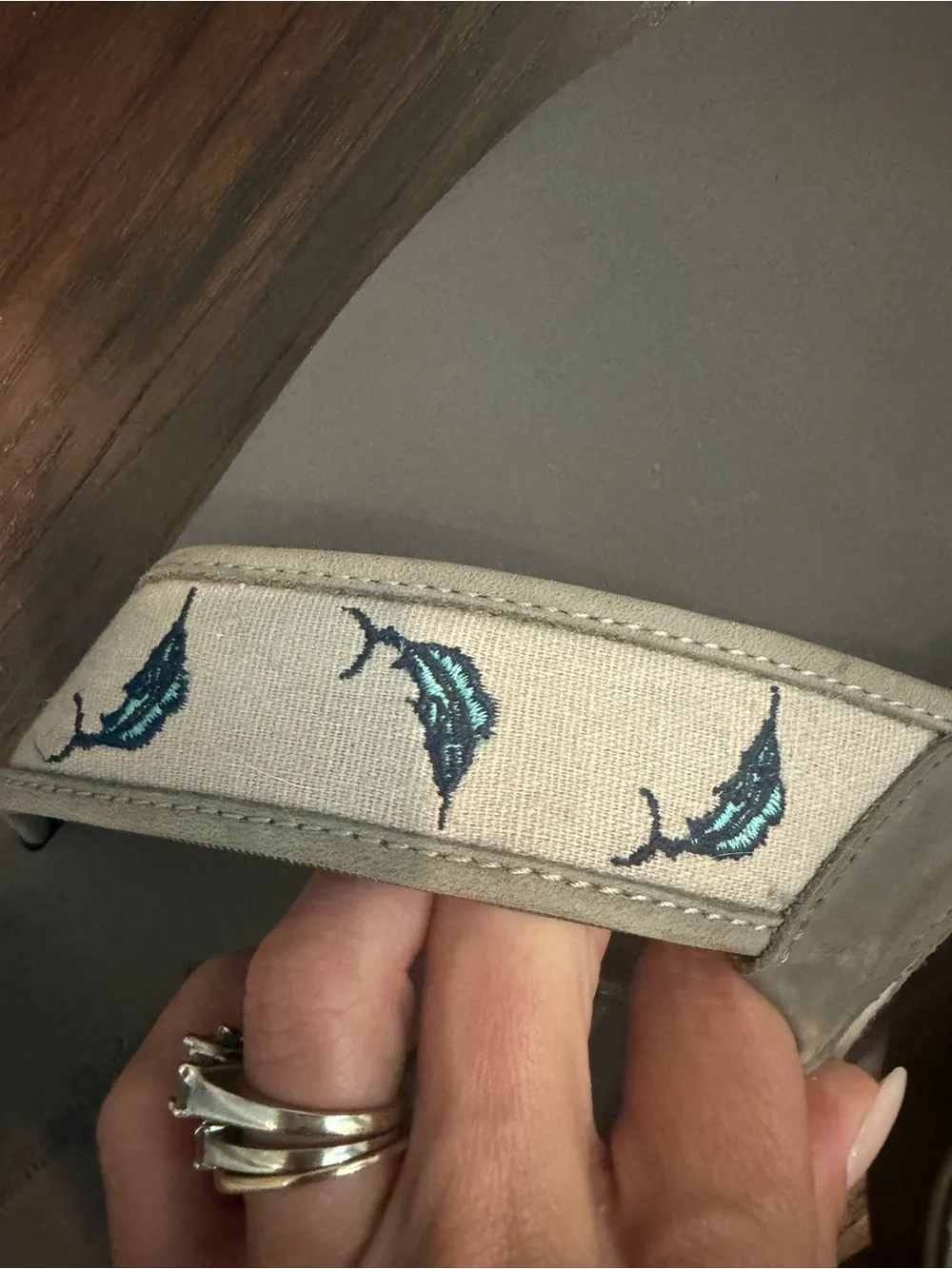 Tommy Bahama Men’s Size 10 Gray Marlin Embroidered Flip Flops Sandals